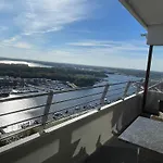 Traveblick Ecksuite Queen-mary Travemuende 30 Etage Mit Meerblick Am Gelegen Apartamento