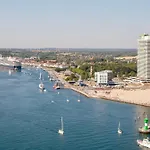 Traveblick Ecksuite Queen-mary Travemuende 30 Etage Mit Meerblick Am Gelegen Apartamento *