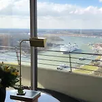 Traveblick Ecksuite Queen-mary Travemuende 30 Etage Mit Meerblick Am Gelegen Lübeck